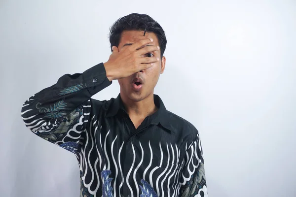 Chockad Stilig Ung Affärsman Batik Skjorta Slöt Ögonen Med Handen — Stockfoto