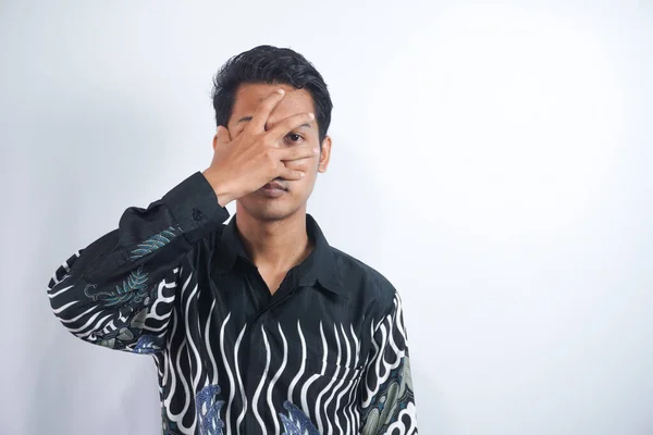 Chockad Stilig Ung Affärsman Batik Skjorta Slöt Ögonen Med Handen — Stockfoto