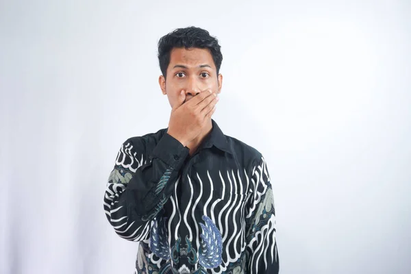 Förvånad Ung Man Bär Batik Skjorta Täcker Munnen — Stockfoto