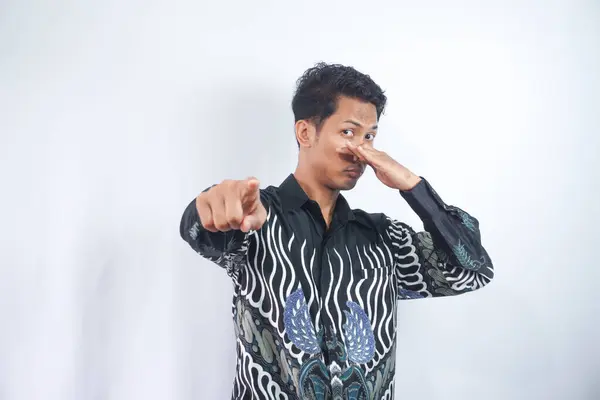Porträtt Uttråkad Eller Förvirrad Stilig Ung Man Batik Skjorta Stående — Stockfoto