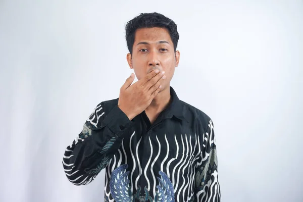 Man Klädd Batik Skjorta Gäspar Och Täcker Munnen — Stockfoto