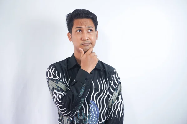 Nachdenklicher Asiatischer Mann Batikhemd Schaut Zur Seite Während Ihr Kinn — Stockfoto