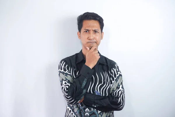 Pensativo Hombre Asiático Con Camisa Batik Está Mirando Lado Mientras —  Fotos de Stock
