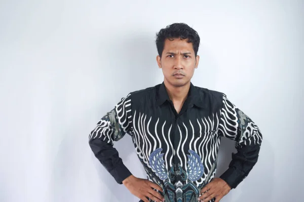 Злое Безумное Лицо Азиатского Мужчины Батиковой Рубашке Изолированном Белом Фоне — стоковое фото