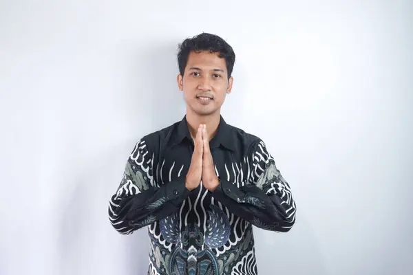 Sonriente Joven Asiático Con Camisa Batik Gesto Tradicional Saludo Aislado — Foto de Stock