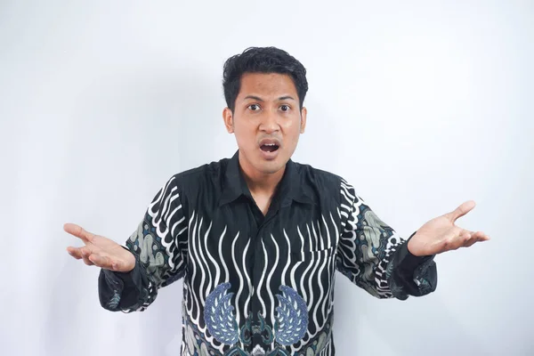 Den Arga Och Galna Ansikte Asiatisk Man Batik Skjorta Isolerad — Stockfoto