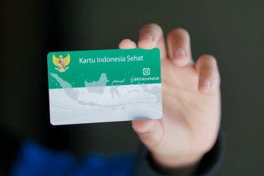 Balikpapan, 1 Ocak 23. A Woman Hold BPJS Card veya Kartu BPJS, Endonezya Halk Sağlığı Hizmetleri