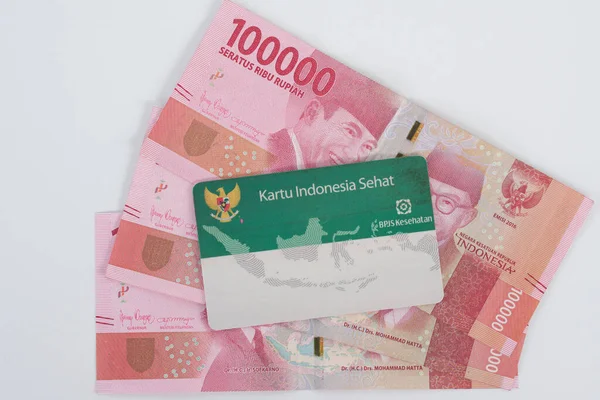Balikpapan 2023年1月3日Bpjs医疗保险卡和卢比钞票 与白人隔离 印度尼西亚人民定期支付 北京宣言和行动纲要 的肖像 — 图库照片