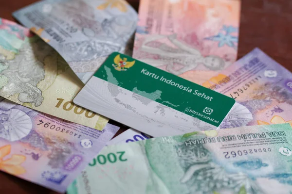 Balikpapan Ocak 2023 Bpjs Sağlık Sigortası Kartı Rupiah Banknotları Beyaza — Stok fotoğraf