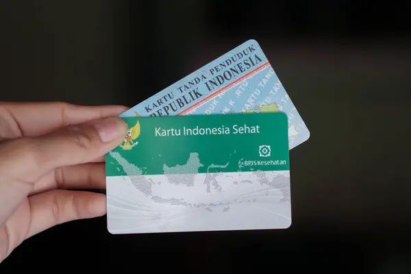 Balikpapan Juni Wanita Memegang Kartu Identitas Indonesia Dan Bpjs Jari — Stok Foto