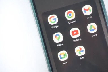 Balikpapan, 1 Temmuz 23. Tüm Google uygulamaları akıllı telefon, el ele tutuşan telefon, seçici odaklanma dizininde gösteriliyor