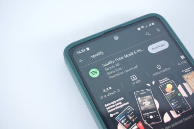 Balikpapan, 1 Temmuz 23. Spotify Uygulamaları Ekranı ile Akıllı Telefon Açık Playstore