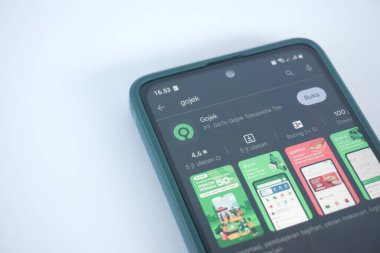 Balikpapan, 1 Temmuz 23. Gojek 'in Playstore' daki ulaşım uygulaması Android cep telefonuyla indirilebilir. Ekonomik işler için geliştirilen çevrimiçi teknoloji.