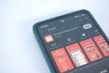 Balikpapan, 1 Temmuz 23. Playstore 'daki akıllı telefon Shopee uygulamasının uygulaması bir Android cep telefonuyla indirilebilir, ekonomik iş için geliştirilen online teknoloji
