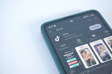 Balikpapan, 1 Temmuz 23. Google Play 'de TikTok uygulamasını görebileceğiniz akıllı telefon