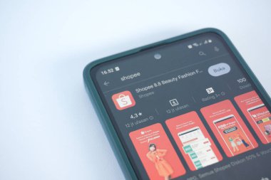 Balikpapan, 1 Temmuz 23. Playstore 'daki akıllı telefon Shopee uygulamasının uygulaması bir Android cep telefonuyla indirilebilir, ekonomik iş için geliştirilen online teknoloji
