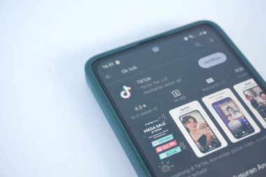 Balikpapan, 1 Temmuz 23. Google Play 'de TikTok uygulamasını görebileceğiniz akıllı telefon