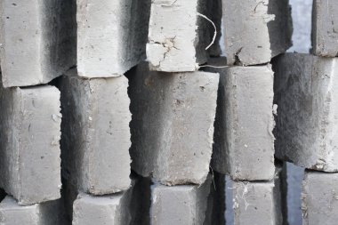 Düzenlenmiş bir yığın ham tuğla, kırmızı tuğlayı geleneksel yollarla yapma işlemi, güneşin ışınları altında ham kırmızı tuğla kuruyordu.