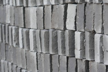 Düzenlenmiş bir yığın ham tuğla, kırmızı tuğlayı geleneksel yollarla yapma işlemi, güneşin ışınları altında ham kırmızı tuğla kuruyordu.