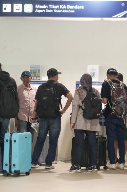 Yogyakarta, 22 Eylül 2023 Yogyakarta İstasyonu gişesinden tren bileti alan insanlar.