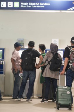 Yogyakarta, 22 Eylül 2023 Yogyakarta İstasyonu gişesinden tren bileti alan insanlar.