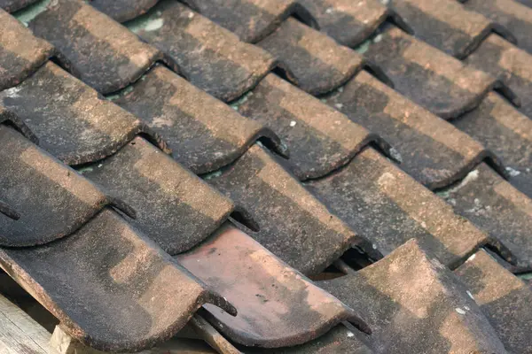 Старая Крыша Глиняной Плитки Покрытой Грязью Слизью — стоковое фото