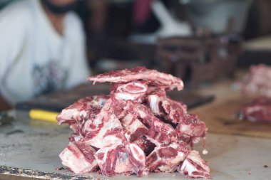 Parçalara ayrılmış ve küp küp kesilmiş sığır eti. Biftek dikenleri geleneksel pazarlarda satılır.