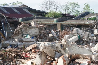 Beton döküntüsü ve devasa kirişli harabe bina. Yıkım, Kalıntı, Atık ve Geri Dönüşüm Sembolü.
