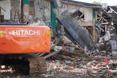 Balikpapan, 1 Ekim 23. İnşaat alanı sanayi kazıcıları yeniden inşa için binaları yıkıyorlar