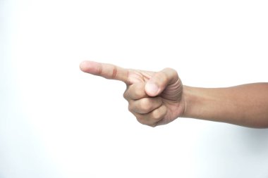 Beyaz arkaplandaki bir şeyi işaret eden adam, ele yakın.