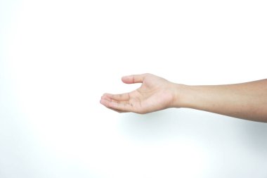 Beyaz arka planda insan elinin yakın çekimi. El ele tutuşmak. Erkek elini aç. 