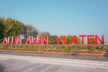 Klaten, Merkez Java, Endonezya - Temmuz 2023. Şehir parkında ziyaretçiler Alun-Alun Klaten, Central Java. Ziyaretçiler, aileleriyle ya da aileleriyle rahatlamak için gelirler. Orada birçok küçük tüccar ve bisiklet kiralarlar.