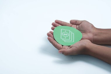 Beyaz arka planda el ele tutuşan dolar işareti. Tasarruf, maaş, yatırım finans, el ele tutuşmalar.