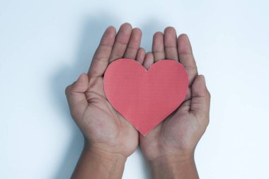 Sevgililer Günü geçmişi. Kırmızı ocağı tutan çocuk elleri. Düz konum, üst görünüm, model, şablon, kopyalama alanı. 14 Şubat kutlamaları için asgari soyut kompozisyon