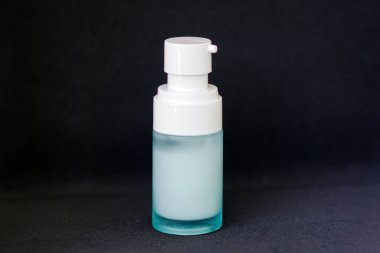 Güzel bir kadın eli bir serum şişesi tutuyor..