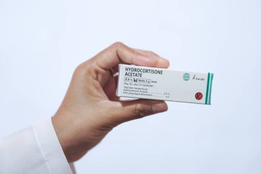 Balikpapan, 5 Temmuz 2022. Hidrokortizon egzama, iltihap, kızarıklık ve cilt kaşıntısını tedavi etmek için kullanılır. Örneğin alerjik dermatit gibi çeşitli deri enfeksiyonları tedavi edilebilir..