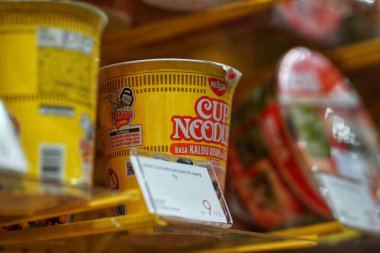 Balikpapan, 1 Ekim 23. KKV mağazasının raflarında çeşitli baharatlı Kore hazır şehriye seçenekleri sergilenmektedir. KKV, KKV Balikpapan 'daki en havalı ve taze süpermarkettir..