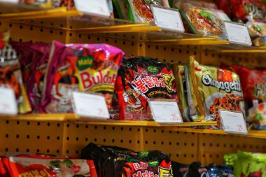 Balikpapan, 1 Ekim 23. KKV mağazasının raflarında çeşitli baharatlı Kore hazır şehriye seçenekleri sergilenmektedir. KKV, KKV Balikpapan 'daki en havalı ve taze süpermarkettir..