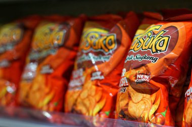 Balikpapan, 1 Ekim 23. Süpermarket raflarında sunulan Kusuka atıştırmalıkları. Kusuka cassava cipsleri modern, hijyenik, çıtır çıtır ve lezzetli bir şekilde işlenen seçilmiş kasavadan yapılır..