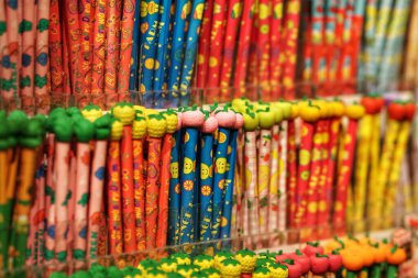 Dükkandaki raflarda renkli kalemler, kalemler ve kalemler var. Ofis malzemeleri ve kırtasiye malzemeleri. Rafa dizilmiş renkli kalemler. Sanat mağazasında çok renkli kalemler. Sanat, atölye, zanaat, yaratıcılık kavramı.