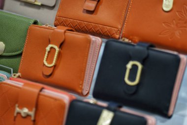 Pazarda cüzdanlar ve çantalar..