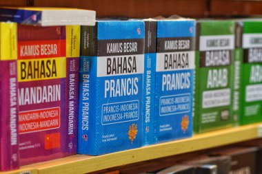 Balikpapan, 1 Haziran 23. Yabancı diller öğren ve eğitici konsept kitapları çevir. Kitaplıkta sözlük, yabancı dil öğrenme.