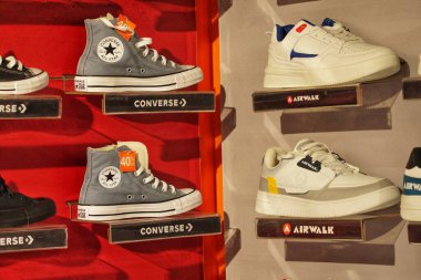 Balikpapan, 1 Ekim 23. Duvarda bir sürü spor ayakkabısı sergisi. Mağazanın içinde bir ayakkabı duvarı manzarası. Modern yeni şık spor ayakkabıları erkekler ve kadınlar için koşu ayakkabıları