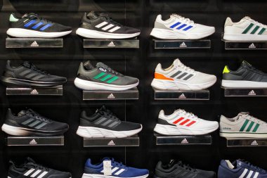 Balikpapan, 1 Ekim 23. Duvarda bir sürü spor ayakkabısı sergisi. Mağazanın içinde bir ayakkabı duvarı manzarası. Modern yeni şık spor ayakkabıları erkekler ve kadınlar için koşu ayakkabıları