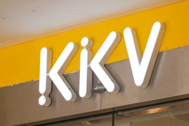 Balikpapan, 3 Temmuz 2023. Endonezya AVM 'de KKV tabelası. Mağaza Kore ürünleri satıyor..