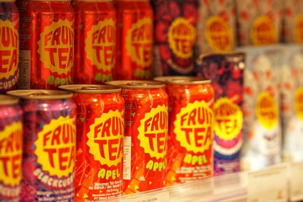 Balikpapan, Endonezya-Temmuz 17, 2023: Endonezya 'da çay ürünü süpermarkette raflarda sergileniyor. Meyve çayı birçok çeşnili en popüler çay ürünüdür..