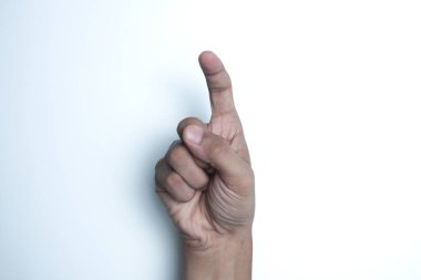 Beyaz arkaplandaki bir şeyi işaret eden adam, ele yakın.