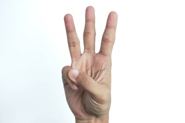 Beyaz arka planda parmaklarını gösteren beyaz tenli bir gencin eli üç parmağı gösteriyor.