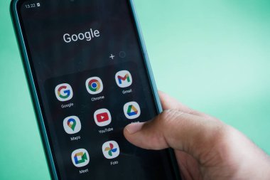 Balikpapan, 1 Temmuz 23. Tüm Google uygulamaları akıllı telefon, el ele tutuşan telefon, seçici odaklanma dizininde gösteriliyor