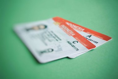 Endonezya ehliyetinin yakın plan görüntüsü yeşil arka planda izole edilmiş. SIM A ve SIM C